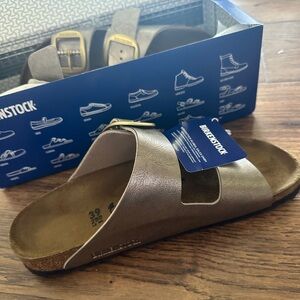 NWT Arizona Big Buckle in Graceful Taupe. Size 39 or US 8.  Narrow fit.